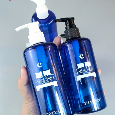 งานสกรีน : สกรีนขวดแชมพูโรงแรม 300ml ขวดสีน้ำเงิน