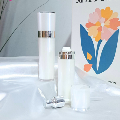 ขวดปั๊มอคิริกสวยงาม ( มีสาย ) : ขวดเซรั่มทรงวี 50ml สีขาวมุก คาดเงิน