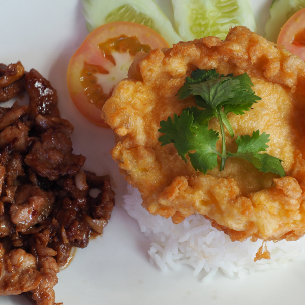กระดาษใบตองเทียม หรือ กระดาษขาวเคลือบพลาสติกห่ออาหาร